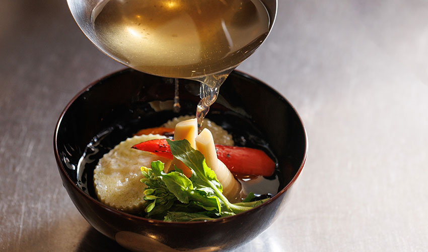 調理シーン・出汁